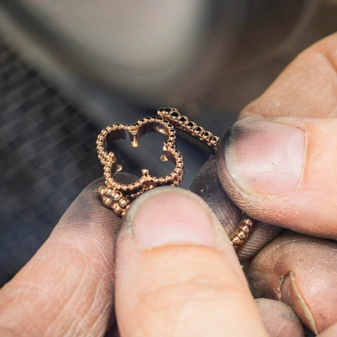 ヴァンクリーフ&アーペルさんのインスタグラム写真 - (ヴァンクリーフ&アーペルInstagram)「Witness the attention to detail necessary to create the new Alhambra reversible ring. After being cut and polished, the motif fits into its golden setting and prongs are folded with precision.  #VCAalhambra #VanCleefArpels #VCAsavoirfaire」6月18日 21時51分 - vancleefarpels