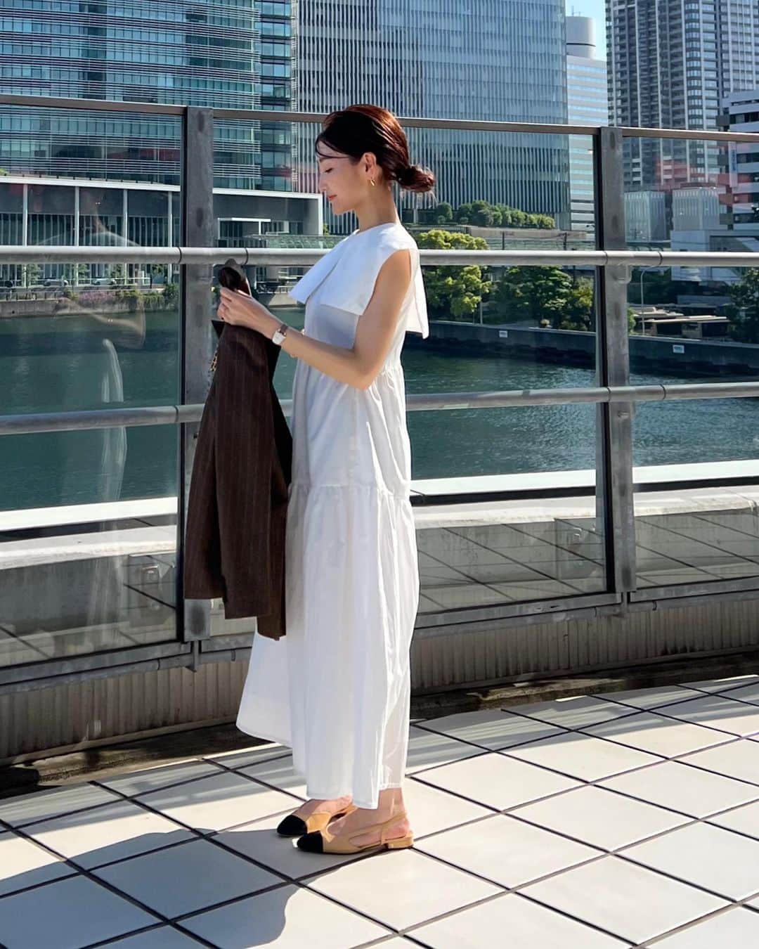 金子麻貴さんのインスタグラム写真 - (金子麻貴Instagram)「襟が取り外しできるティアードワンピ✨  襟を外して普段着にも大活躍なシンプルワンピに。  暑くて何着よう？って日にも気負わずサッと着れて一枚で可愛いからきっと出番多めになること間違いなし👍💓  ホワイトも夏らしくてオススメです✨  6/22 20時から発売 @re_gleam   #fashion#vasic#fabiorusconi#chanel#verystore#regleam#ワンピ#ワンピースコーデ#ヴァジック#夏コーデ#ママコーデ#カジュアルコーデ#襟付き#ビッグカラー」6月18日 21時52分 - mtmmaki