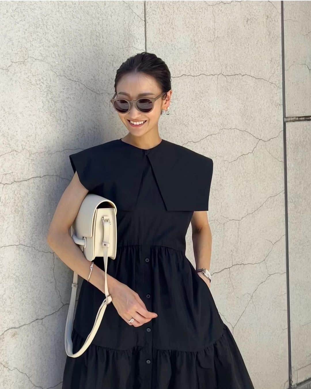 金子麻貴のインスタグラム：「襟が取り外しできるティアードワンピ✨  襟を外して普段着にも大活躍なシンプルワンピに。  暑くて何着よう？って日にも気負わずサッと着れて一枚で可愛いからきっと出番多めになること間違いなし👍💓  ホワイトも夏らしくてオススメです✨  6/22 20時から発売 @re_gleam   #fashion#vasic#fabiorusconi#chanel#verystore#regleam#ワンピ#ワンピースコーデ#ヴァジック#夏コーデ#ママコーデ#カジュアルコーデ#襟付き#ビッグカラー」