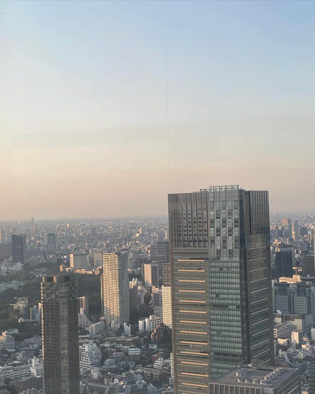 みこのインスタグラム：「夏の空は美術品みたい💎  今日の夕焼け空があまりにも綺麗で、丘に登ったら、同じことを考えた人がたくさんいた。  知らない人たちと綺麗ね、綺麗ねぇと言い合いながら、沈んでいくのを見守った、美しい時間に泣けました。  こういう瞬間のために生きてるような気がする。  森美術館の20周年記念展へ行った週末でした。  周波数をエネルギーと捉える、キルケゴールさんの作品、おもしろくって気持ちが立ち上がりました🌬️🌪️」