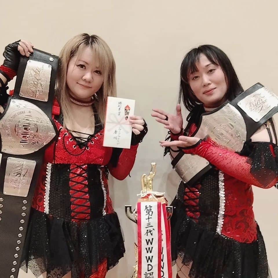 中森華子のインスタグラム：「井上京子さんの凱旋、山形大会にご来場のかた応援してくださったかた、ありがとうございました！！  佐藤さんとの綾華で 第20代W.W.W.Dタッグチャンピオンになりました！！！  第13代PURE-J認定無差別級チャンピオン、第31代デイリースポーツ認定女子タッグチャンピオン、第20代W.W.W.Dタッグチャンピオン。  ３冠チャンピオンになりました！  何だってやってやる。 着いてきてください！  #山形 #ベルト #チャンピオン」