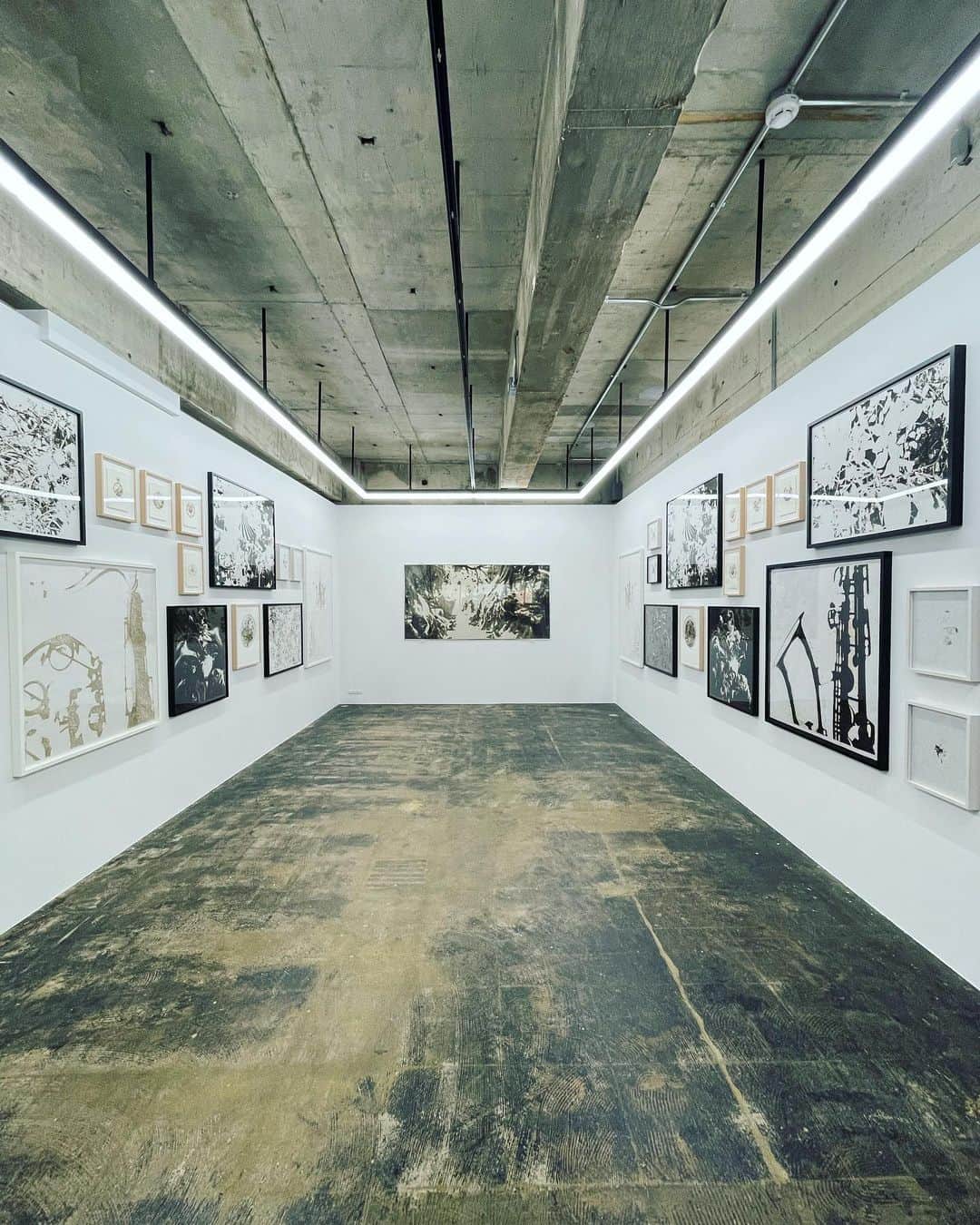 真藤舞衣子のインスタグラム：「市川孝典くん　@kosukeichikawa の展覧会へ。 パープル@purple_kyoto と　誠光社@seikoshabooks の同時開催。  purpleの空間好きだなあ。とてもよかったので、二日間観に行ってしまいました。 FOILギャラリーにいた鮫島さんにも10年以上ぶりに再会できたのも嬉しかった。 FOILではケイタリングやワークショップ、いろいろお世話になりました。。懐かしい。。 写真家の木奥さんとも再会できたのも嬉しすぎた。話が尽きません。  誠光社では、いしいしんじさんとのトークショーがあり、久しぶりに2人のトークと、しんじさん家族にも会えたし懐かしさと、びっくりしたのが、私の著書「発酵美人になりませう」のライターの西川公子さんが、なんとしんじさんの「ごはん日記」の編集だったという嬉しすぎる事実がわかって、それも感激。 京都に来てよかった。。。 そして作品欲しくなった。。。  purple “vintage brown “  https://purple-purple.com/exhibition/ichikawa-2023/  会期: 2023年6月16日[金]－7月2日[日] 時間: 13:00-20:00[火・水・木・金] 11:00-19:00[土・日・祝] 休廊: 月曜日  誠光社　now loading …  2023.6.16 ー 6.30  https://www.seikosha-books.com/event/8886  #マイマイ京都」