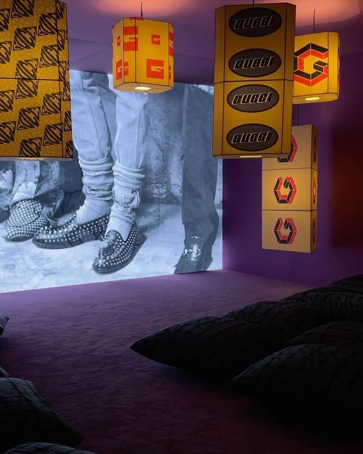 のインスタグラム：「A cinema room is illuminated with minimalist lighting sculptures by Gyuhan Lee made with traditional Korean ‘hanji’ craft as a film by Bolade Banjo explores how the Horsebit conveys several different narratives across generations and lifestyles.   Discover more at link in bio.   #GucciHorsebit #GyuhanLee #BoladeBanjo #MFW」