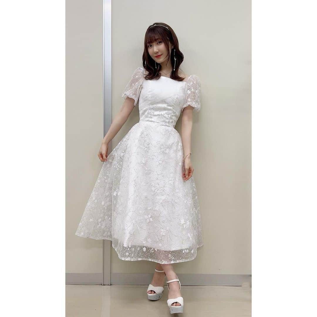 日高里菜のインスタグラム：「⁑  お日様ぐみイベントありがとうございました☀️ 今回で7回目のイベント！！  本当にいつも楽しいしかないイベントなんだけど 今回は久々に声出しもOKということで より一体感のある幸せ満載のイベントでした！ (どう考えても最高の空間すぎたよね？)  そして大好きなみんなにお誕生日も直接お祝いしてもらえて めーーーちゃくちゃ幸せだったよ！！！  お日様だからこそ味わえる このゆるさとあったかさが大好き！  夜の部は沙織さんに来ていただいて限界突破しすぎたけど みんな優しく見守ってくれてありがとっ！！  付き合ってくれた優しい沙織さん ありがとうございました🙇‍♀️ より大好きになっちゃいましたので よろしくお願いします🥺  そしてスタッフさんのみなさんも たくさんの夢を叶えてくれて 本当にありがとうございました！  そして！ひかささーーーーん！ どんな時もみんなを楽しませてくれて そして自分自身も楽しんじゃう！ 最高のエンターテイナー！そんな日笠さんが憧れで大好きです！ (今日もなんか色々すごすぎた)  日笠さんもお日様ぐみも大好きだなー！  これからもみんなで楽しい思い出いっぱいつくろうね！  #お日様ぐみ　#お日様ぐみイベ #日笠陽子 さん　#早見沙織 さん #29歳初イベ　#最高すぎた　#炭酸水枠奪った #タオルうれしかった　#うちわもうれしかった　 #またみせてね　#ありがとう」