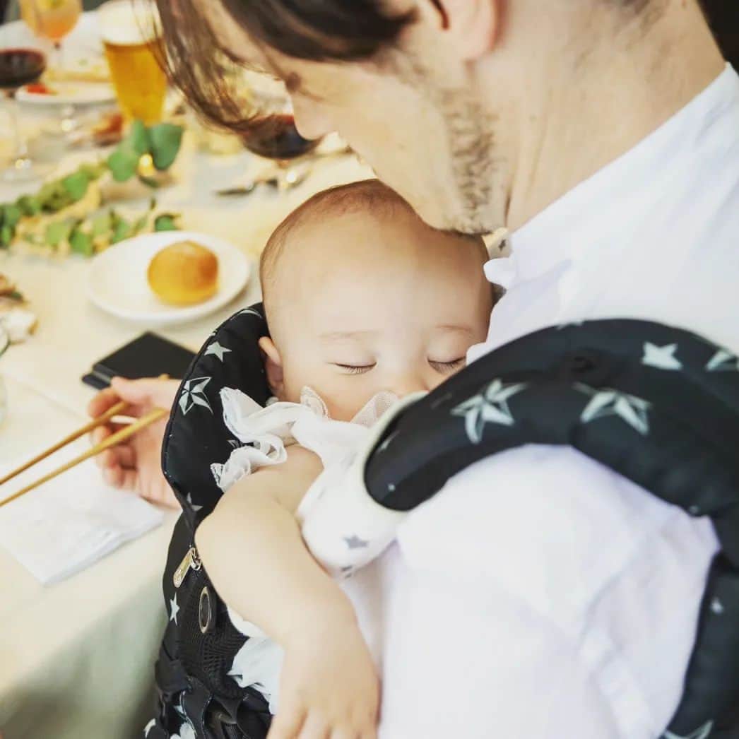 くぼたみかのインスタグラム：「Happy father's day to the actual best dad in the world❤️ 娘たちにとって最高のパパ🧡いつも疲れてるけどw、それだけ仕事も育児も全力でやってくれてありがとう🫶そんな彼を育ててくれた彼のパパにも、またありがとう💝」