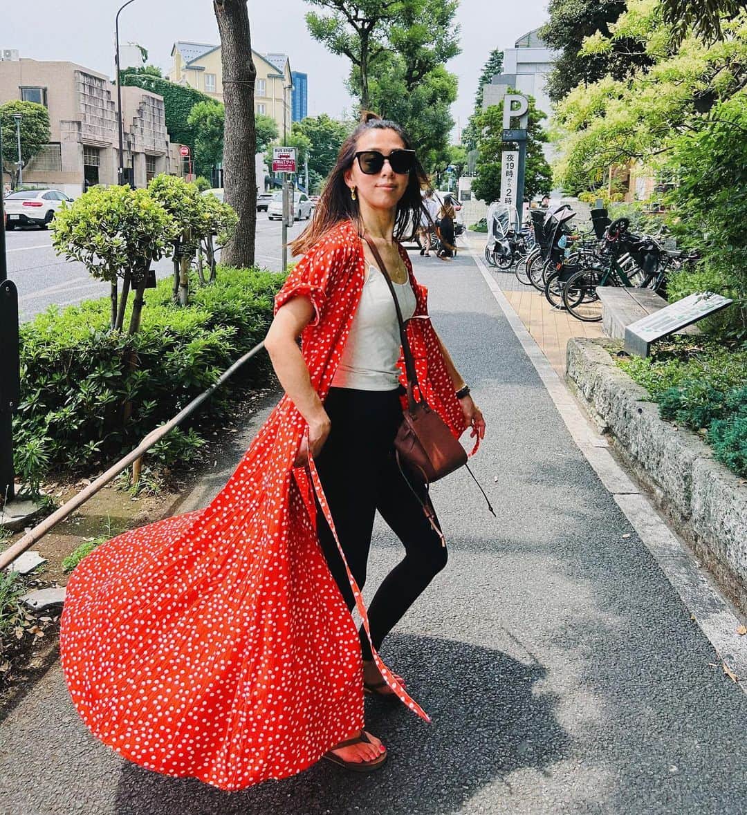 野沢和香のインスタグラム：「夏日ー🙌 一日中ヨガwearで過ごす日も多いから😙新しいラップドレスが大活躍♪  Dress @yokoyamashiro × @pasand_by_nequittezpas  Yoga wear @werthy.official  Shoes @rainbowsandals  Bag @loewe」