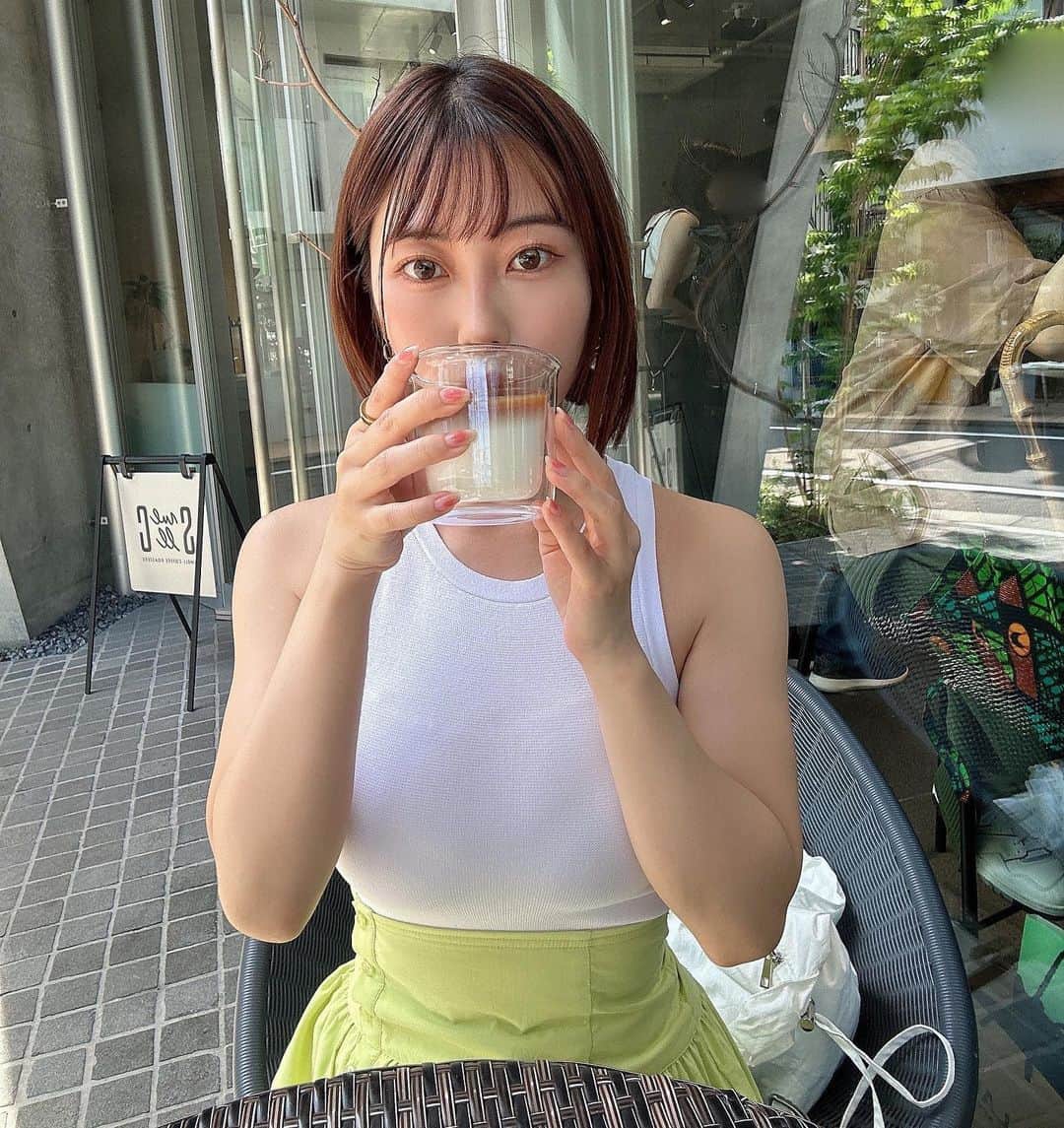 のインスタグラム：「カフェ巡り🌱 . . . .  #私服 #緑 #ノースリーブ #スカートコーデ #ボブ #ショートヘア #茶髪 #グラドル #グラビア」