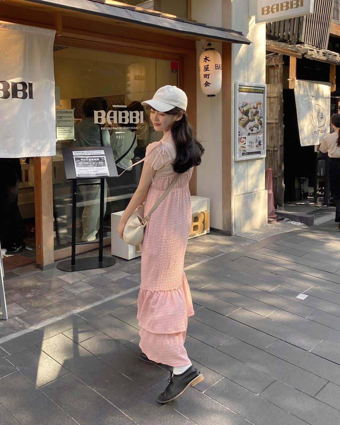 白濱楓雅さんのインスタグラム写真 - (白濱楓雅Instagram)「京都の行きたかったアイス屋さん行けてるんるん🍨🧊 暑い中頑張って歩いた甲斐があった🥹 ここ行く時は絶対、 @pomiii_official のキャミワンピのピンクと シアートップスのピンクにするって 決めてたんだ~👧🏻💕💕💕 やっぱり可愛かった！♡ ピンクのキャミワンピはキャップ合わせがよく似合う◎ アイスはさくらんぼのシロップ漬けが掛かってる味にしたんだけど さくらんぼ好きにはたまらんかったのでみんな食べておくれ、、、 まじで美味しかった、、 . #pomiii #京都カフェ #河原町カフェ #京都グルメ #キャップコーデ #キャミワンピ」6月18日 22時04分 - fuchan_2003