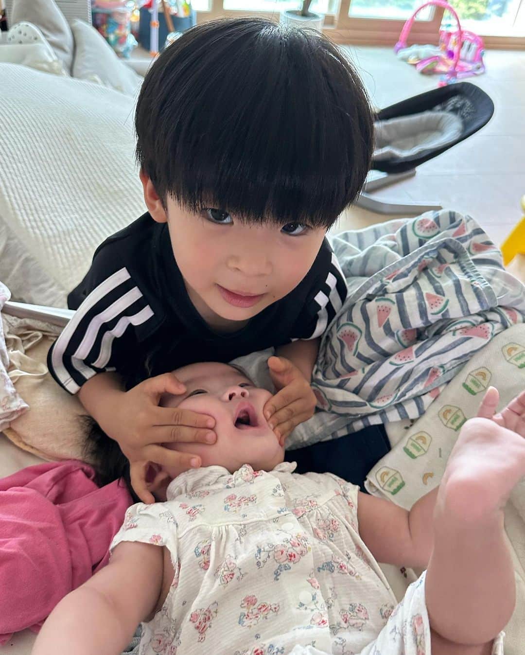 ヒョンア のインスタグラム：「우당탕탕 주말 우리집 현장, 🏡🙄😂😌 남편과 거의 이어달리기급으로 육아를 하다보면 주말이 또 그방 지나가 있다.  오늘 너무 더워서 땀 뻘뻘흘린 애들 동시에 첨벙첨벙 목욕시키고,(단아는 단우오빠때문에 물세례를 😂) 둘째는 막수후 기절, 둘째도 안하는 잠투정하는 첫째에게 이제 재워주지 않고 혼자 잠들어야 하는거라고 일러준뒤 폭풍정리 후 첫째에게 가보니 울며 잠들어 있다. 훗  주말육아 껌이군 😀  .」