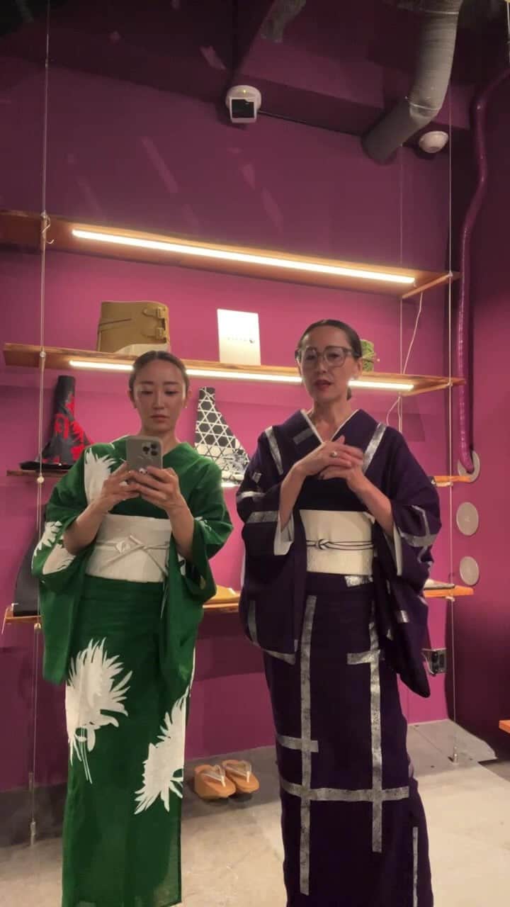 神崎恵のインスタグラム：「・ 浴衣ライブ🎆 浴衣の着方から、合わせるメイクやヘアのお話をしています。  今年の夏がより楽しくなりますように☺️  @kimono_kapuki  @kapuki_reiko」