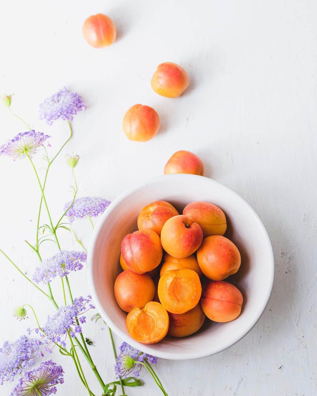 増田由希子のインスタグラム：「Apricot season is here!🧡 #apricot  楽しみにしていた杏が届きました。 箱を開けた瞬間から、フレッシュな香りが広がります✨」