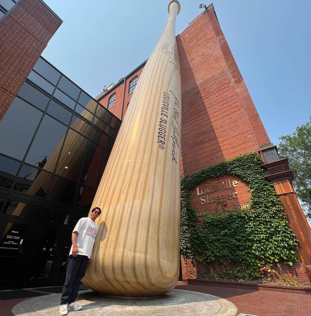 前田健太のインスタグラム：「Louisville Slugger （ルイスビルスラッガー） 野球をしてる方だったらわかると思いますがとても歴史のあるメーカーです！  ちょうどこの街で登板だったので こんな機会はなかなかないのでルイスビルスラッガーのバット工場に行ってきました！  王貞治さんのバットも見せて頂きとても貴重な体験が出来ました😊  写真は入り口にある巨大なバット。笑  #louisvilleslugger  #ルイスビルスラッガー  #バット #バット工場 #王貞治　さん #たくさんの選手のバット #ありました」