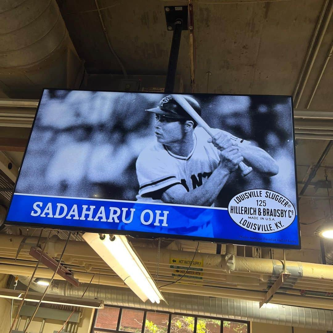 前田健太さんのインスタグラム写真 - (前田健太Instagram)「Louisville Slugger （ルイスビルスラッガー） 野球をしてる方だったらわかると思いますがとても歴史のあるメーカーです！  ちょうどこの街で登板だったので こんな機会はなかなかないのでルイスビルスラッガーのバット工場に行ってきました！  王貞治さんのバットも見せて頂きとても貴重な体験が出来ました😊  写真は入り口にある巨大なバット。笑  #louisvilleslugger  #ルイスビルスラッガー  #バット #バット工場 #王貞治　さん #たくさんの選手のバット #ありました」6月18日 22時09分 - 18_maeken