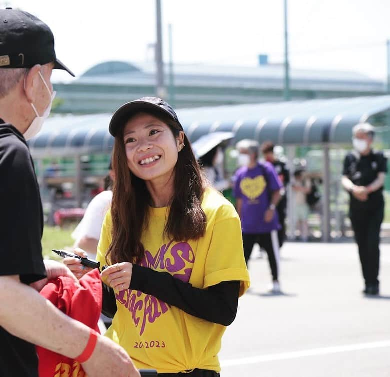 伊藤美紀のインスタグラム：「ファン感🦁 . 昨日はとても暑い中ファン感謝祭にお越し下さりありがとうございました😊✨ 楽しんでいただけましたでしょうか？？ 私はとっても楽しかったです！ それと同時に沢山の方々の応援にパワーを頂いたり、支えて頂いてるということを肌で感じました☺️ . 私がプレーしている姿を見て、元気や勇気、パワーをもっともっと皆さんに届けたいなと強く思いました🫶 .  そして、準備、運営をしてくださったフロントスタッフの皆さん、運営スタッフの皆さん、ありがとうございました！！ . 2022-2023シーズン 沢山の応援ありがとうございました！！ 引き続き応援よろしくお願いします😊 . . #yogibo #weリーグ #weleague #INAC神戸 #inackobe #伊藤美紀 #6 #ファン感謝祭 #🦁  @inac_kobe_official」