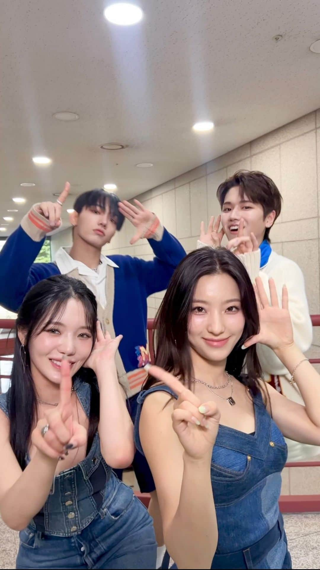 Mnetのインスタグラム：「이게 나야😊 One and only🚪 #새롬 #SAEROM #지선 #JISUN with #BOYNEXTDOOR #리우 #명재현 @boynextdoor_official #fromis_9 #프로미스나인 #flover」