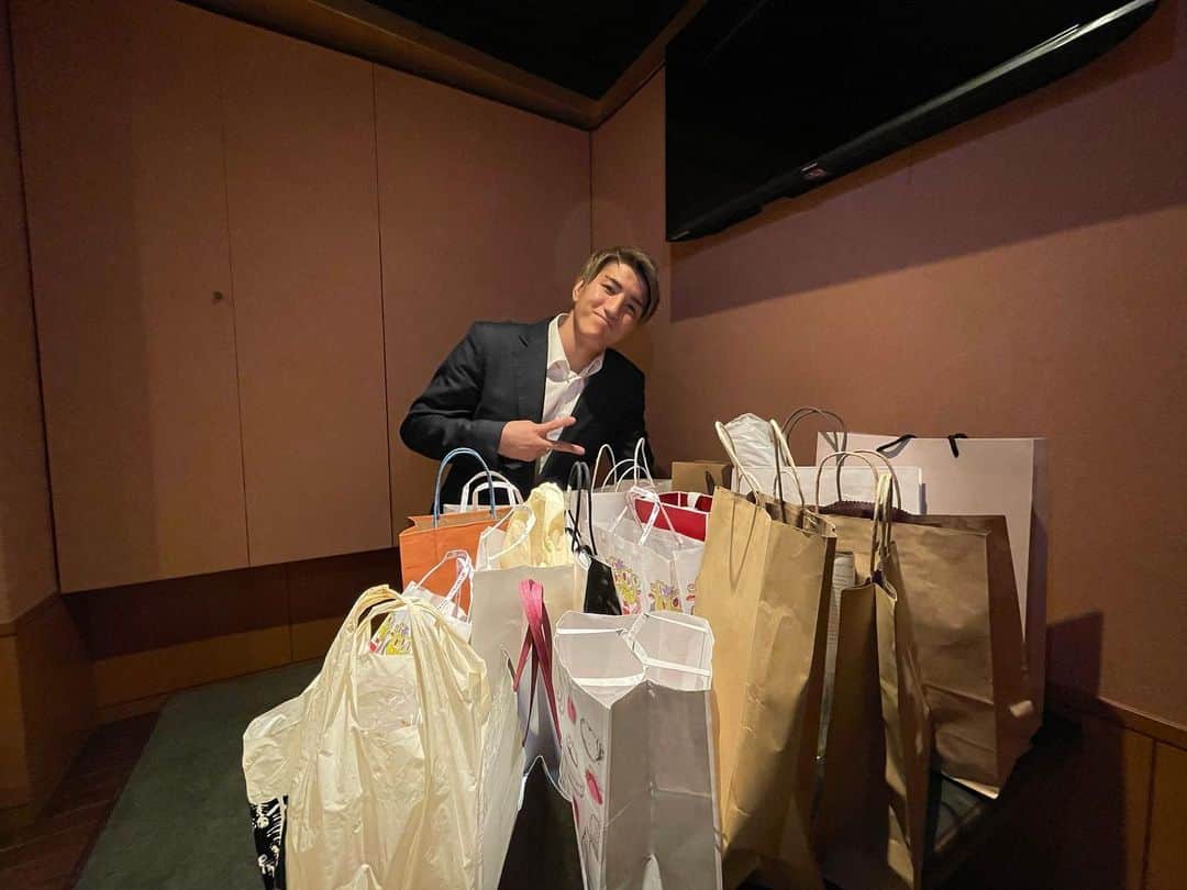 井上直樹のインスタグラム：「ファンイベントたくさんの方々が来てくれました、ありがとうございました😊 慣れないファンイベントでしたが、皆さん暖かく見守ってくれてました😅 沢山の誕生日プレゼントもありがとうございました✨最高な1日でした、いつも応援ありがとうございます、これからも頑張ります💪🔥  #株式会社maruko #ガレージクローバー #チャートマスターアカデミー #焼き肉ジンギスカンなまら #焼き肉 #ファンイベント #なまら #町田」