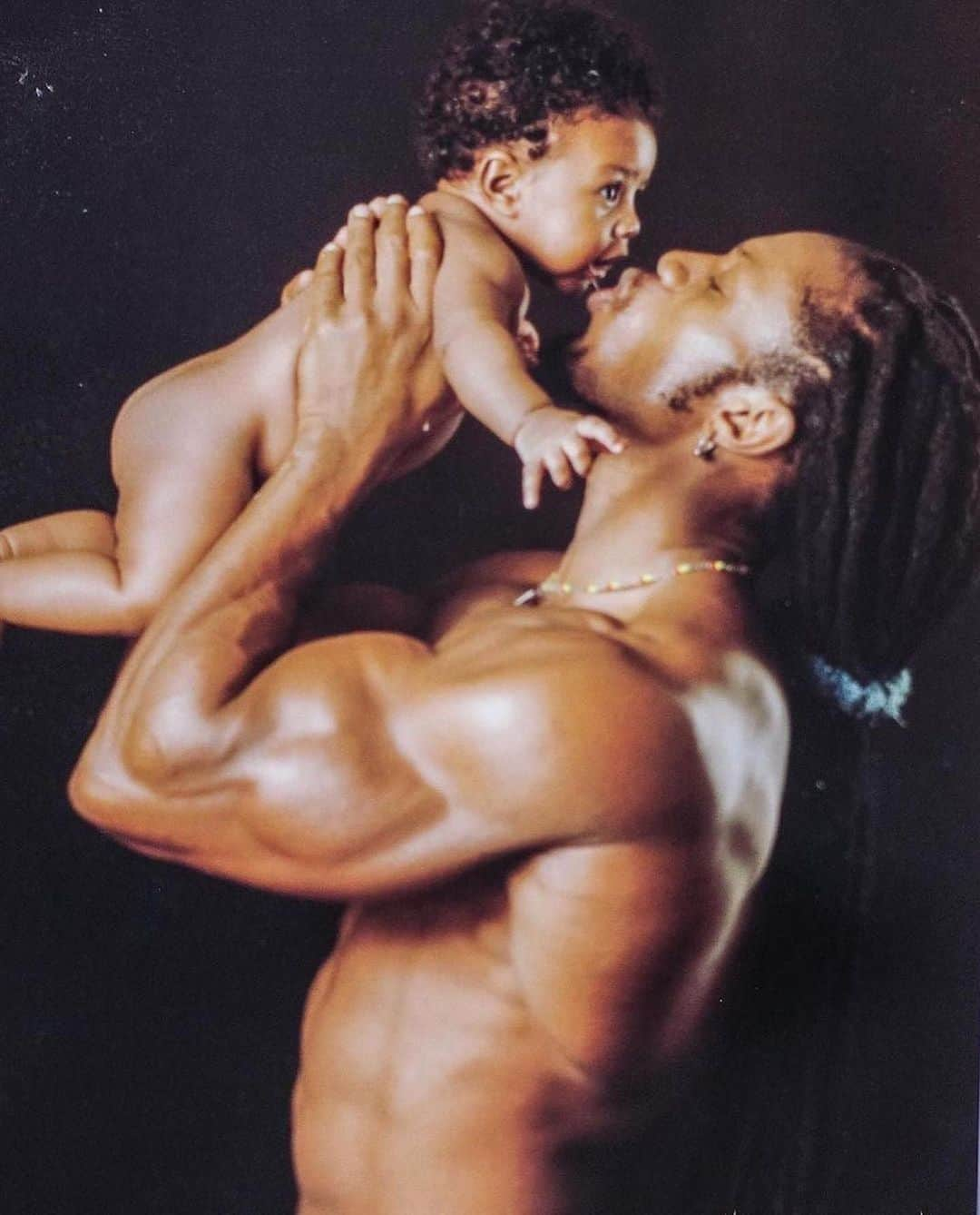 Ulissesworldさんのインスタグラム写真 - (UlissesworldInstagram)「Happy Fathers Day! Grateful & Blessed 🙏🏽💙   Big Up to all the dads out there building strong minds and body’s. Doing their best to provide & support their kids. It’s not easy, but no one said it would be. Instilling strong values with respect is the foundation that will guide them through life. Happy Father’s Day 💙💪🏾  #ulissesworld #fathersday #blessed #family #life #celebration」6月18日 22時14分 - ulissesworld