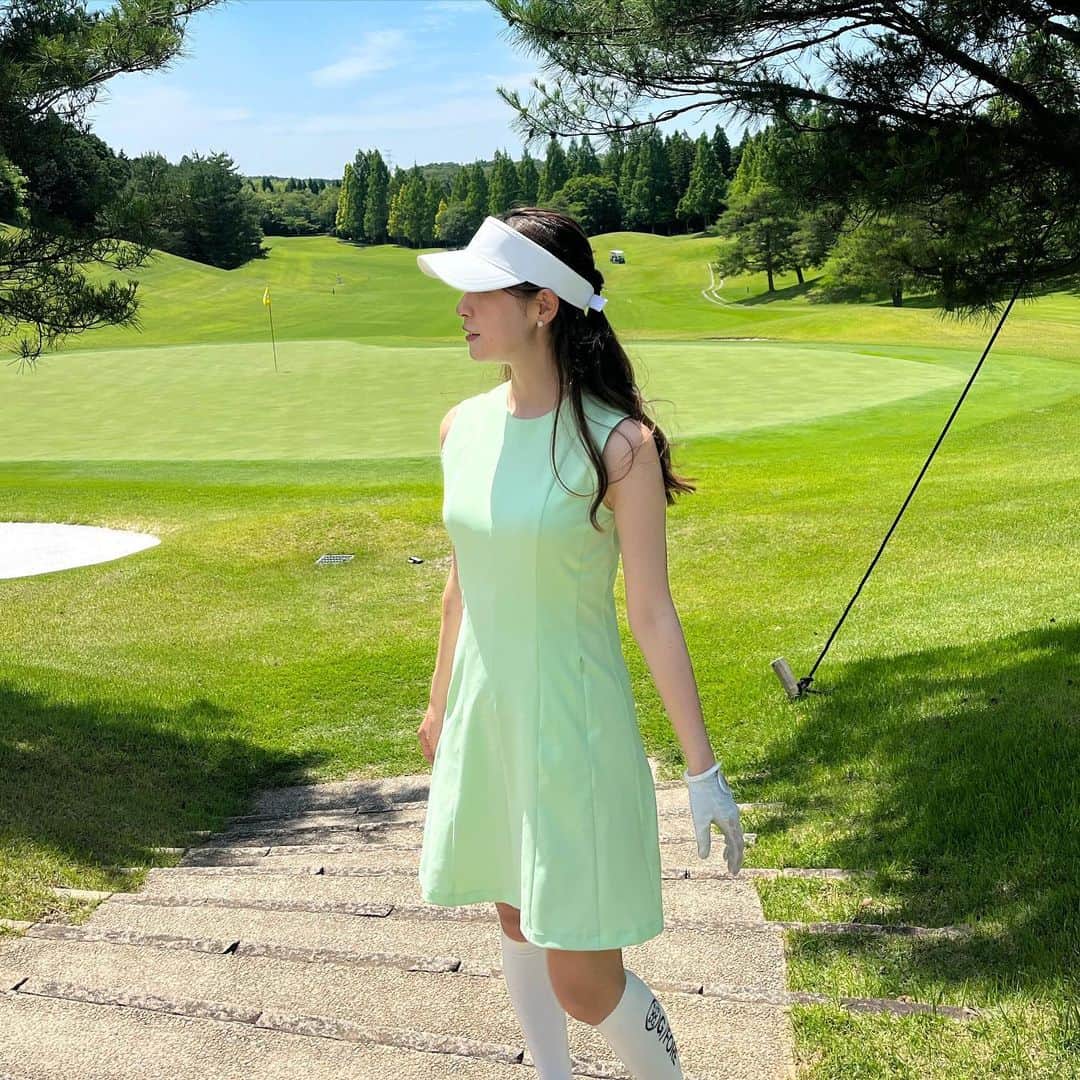 豊森ちはやのインスタグラム：「⁡ 暑くて溶けそうね 🫠 ⁡ visor & golf wear @jlindebergjapan  ⁡ ⁡ #jlindeberg #ジェイリンドバーグ」