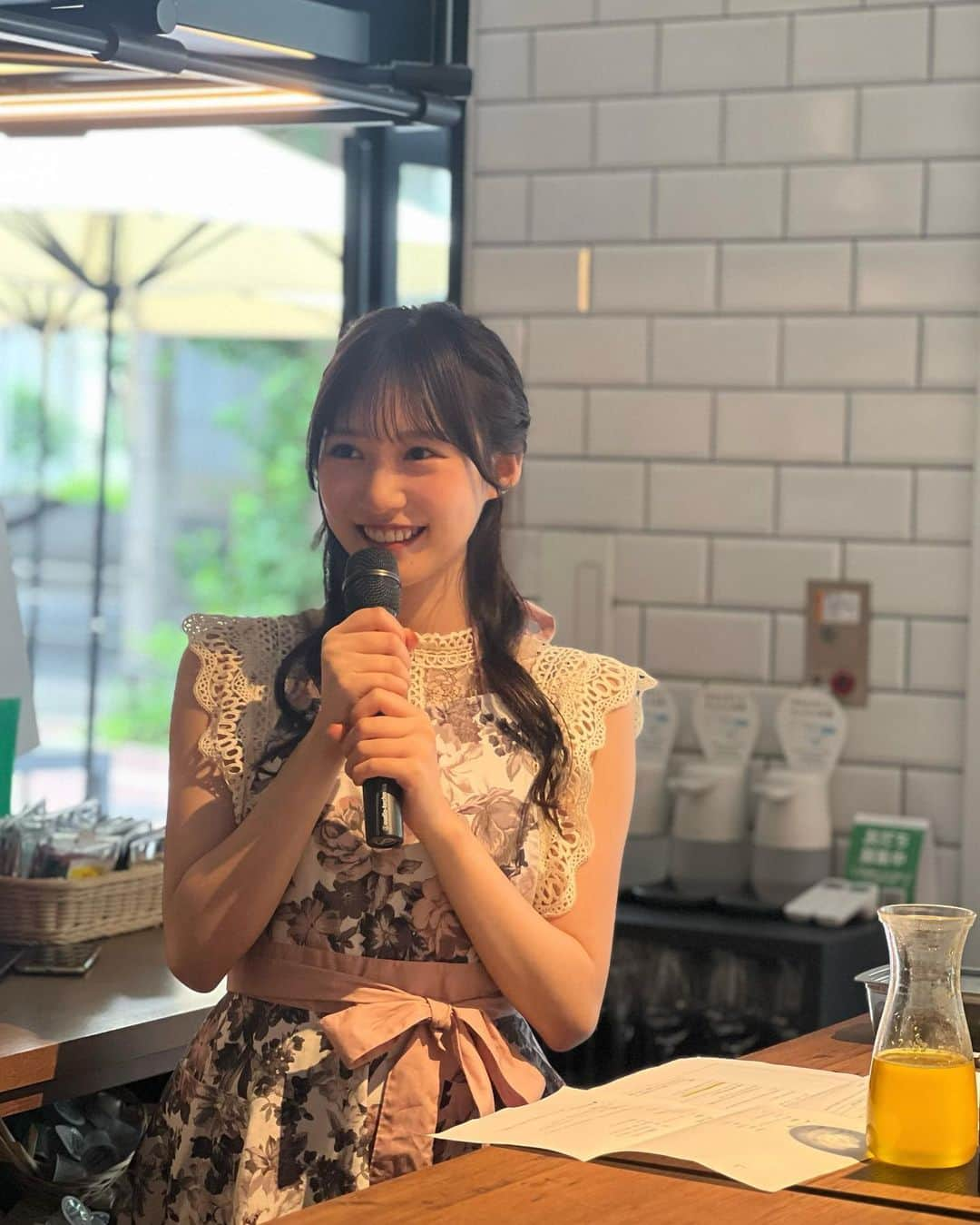 横野すみれさんのインスタグラム写真 - (横野すみれInstagram)「🍹💐 ⁡ ⁡ 本日は… 公式ブランドアンバサダーのOTO&IV カフェ会イベント@大阪 でした😚 ⁡ 私が考案したオリジナルドリンク、 「すみれ特製 ハッピーすっきりドリンク」を 作ってみなさんに振る舞いました🥰 ⁡ モヒート×ライム×ミントで さわやかなドリンクが完成したよ〜☺️ ⁡ ⁡ 普段とまた違った形式のイベントで みなさんに喜んでもらえて良かったです…！ ⁡ また大阪来るからね〜！💗 ⁡ ⁡ そして ⁡ 今日は私物のエプロンでした🙂 お気に入りのかわいいエプロンです🍳 ⁡ ⁡ ⁡ #oto #オーガニック化粧品 #スキンケア #大阪カフェ #エプロン #🍹 #オリジナルカクテル #ネストホテル #梅田カフェ」6月18日 22時17分 - yokono_sumire