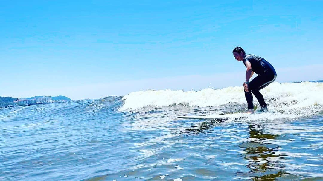 小松正英のインスタグラム：「. 週末は2日連続の🏄🏾‍♂️day。  梅雨とは思えない快晴で波もそこそこ。  最高のリフレッシュになりました👍🏿  まだまだ理想系には程遠く、、、 今シーズンは回数増やしたいな🤔 . . . #サーフィン #アナウンサーの休日」