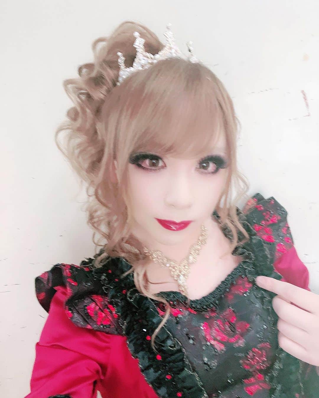 のインスタグラム：「Versailles Live Tour "Varoque" 2023  〜華麗なる様式美の逆鱗〜 名古屋大阪ありがとうございました。 #HIZAKI #Versailles」
