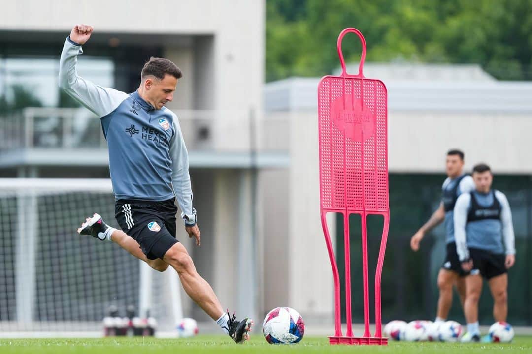 サンティアゴ・アリアスのインスタグラム：「#training ⚽️✅」