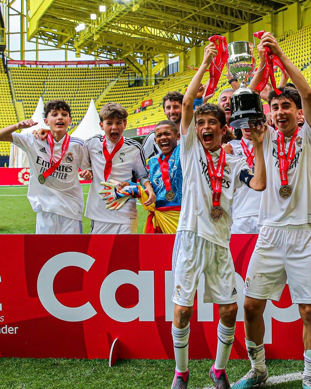 レアル・マドリードさんのインスタグラム写真 - (レアル・マドリードInstagram)「🙌 ¡CAMPEONES! 🙌  👊 Alevín A 🏆 XXX Torneo Nacional Geotiles LaLiga Promises Santander 🆚 Final: Barcelona 0-2 Alevín A #LaFábrica | #LaLigaPromises」6月18日 22時19分 - realmadrid