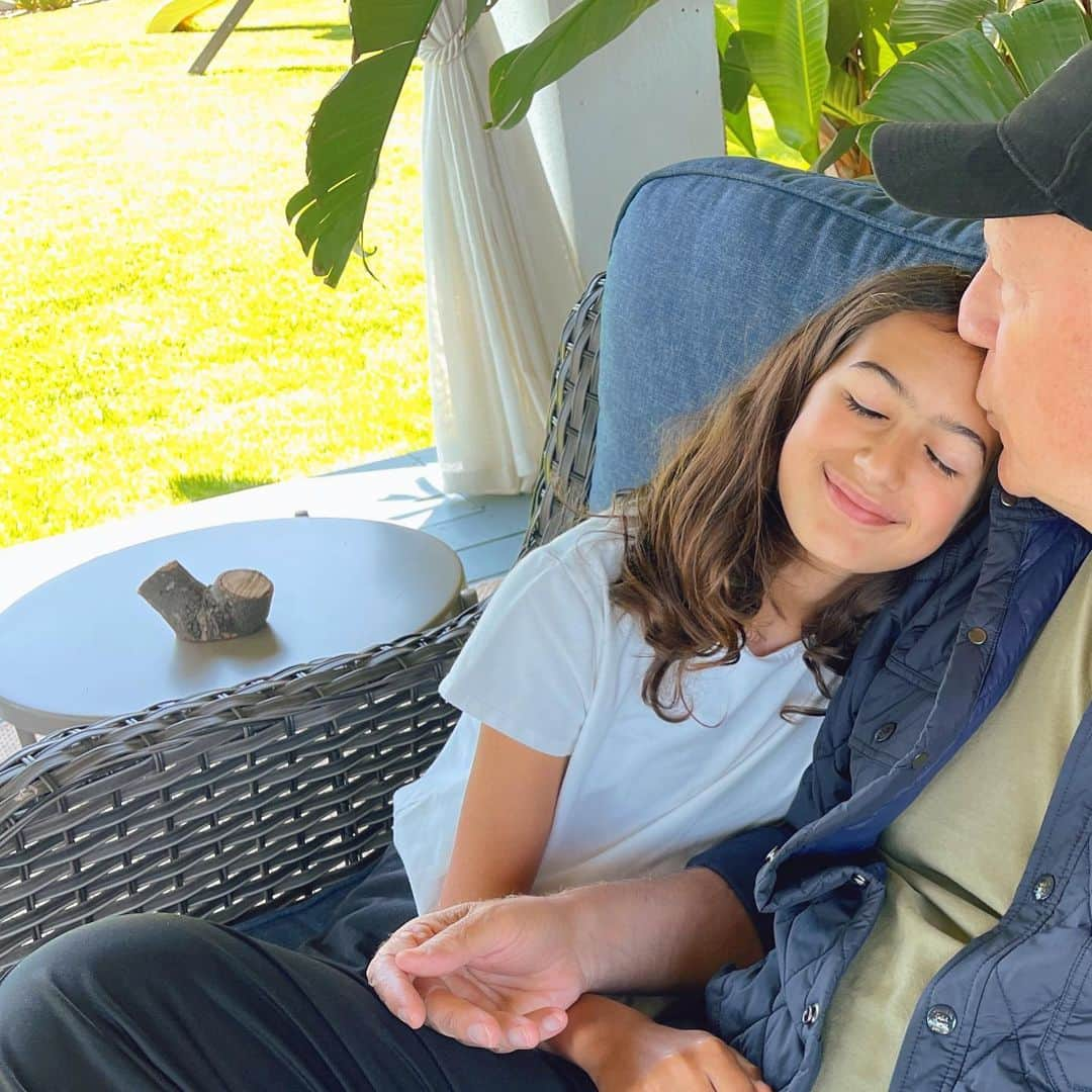 エマ・ヘミングのインスタグラム：「Father’s Day is a time I get to reflect on my deep appreciation and respect I have for Bruce as I watch him father our little ones. Where it might not be “conventional,” what he’s teaching them will span generations. Unconditional love, kindness, strength, compassion, patience, generosity, resilience.  Happy Father’s Day to the greatest dad I know, who will forever be the gift that keeps giving within our family 💞」