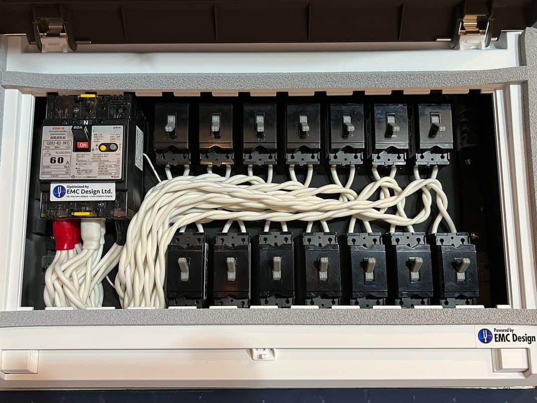 本間昭光のインスタグラム：「新スタジオの電源周りを #EMC設計 さんが施工中。 配線がこんな感じで美しいと、とにかく信用出来ちゃう。 宜しくお願いします！」