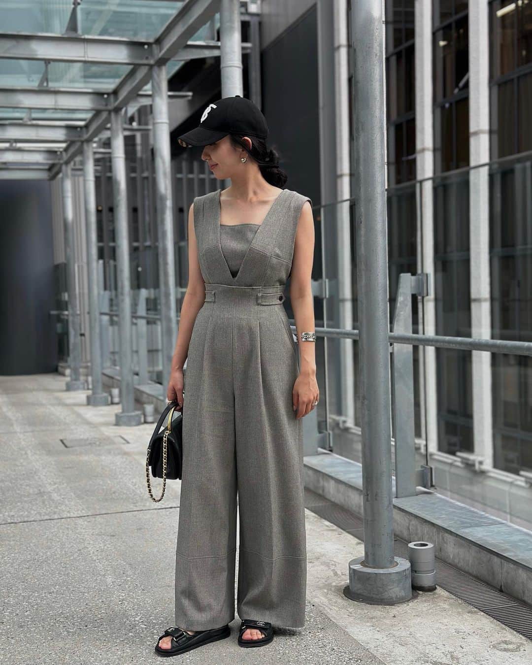 鈴木詩織のインスタグラム：「🩶✨🫢  やはり可愛すぎるコンビネゾン♡  かじまりちゃんの投稿みてから一目惚れしてたもの🥹 4wayでパンツとしても着れるから最高なのです♡  ⁡  #shiorin_styling#laubeblanc#Burberry」