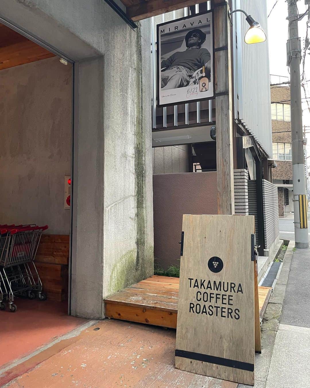 加藤るみさんのインスタグラム写真 - (加藤るみInstagram)「【ドーナツとコーヒー】  素朴なドーナツとアイスコーヒー。  開放的な倉庫の中に、コーヒーとワインのお店。  #大阪カフェ #中之島カフェ  #ドーナツ  #コーヒー」6月18日 22時27分 - rumicinema