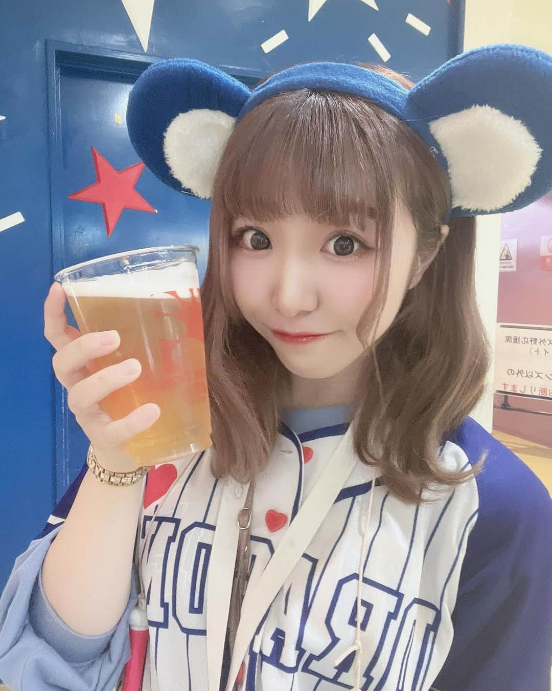 江本梨花さんのインスタグラム写真 - (江本梨花Instagram)「・ 一緒に乾杯しよ？🍻 ・ ・ ・ #ドラゴンズ #中日ドラゴンズ #dragons #野球 #野球観戦 #野球女子 #野球部 #バンテリンドームナゴヤ #ドラゴンズ女子 #ドラゴンズファンと繋がりたい #ドラゴンズファン #ドラ吉 #ドアラ #いいね返し #カチューシャ #インスタ野球女子 #ユニフォーム女子 #昇竜 #立浪和義 #龍空 #高橋宏斗 #石川昂弥 #細川成也 #どらほー #ドラゴンズ女子 #ドラゴンズファン #ドラゴンズ愛 #福永裕基 #ビール #乾杯」6月18日 22時27分 - emotolika