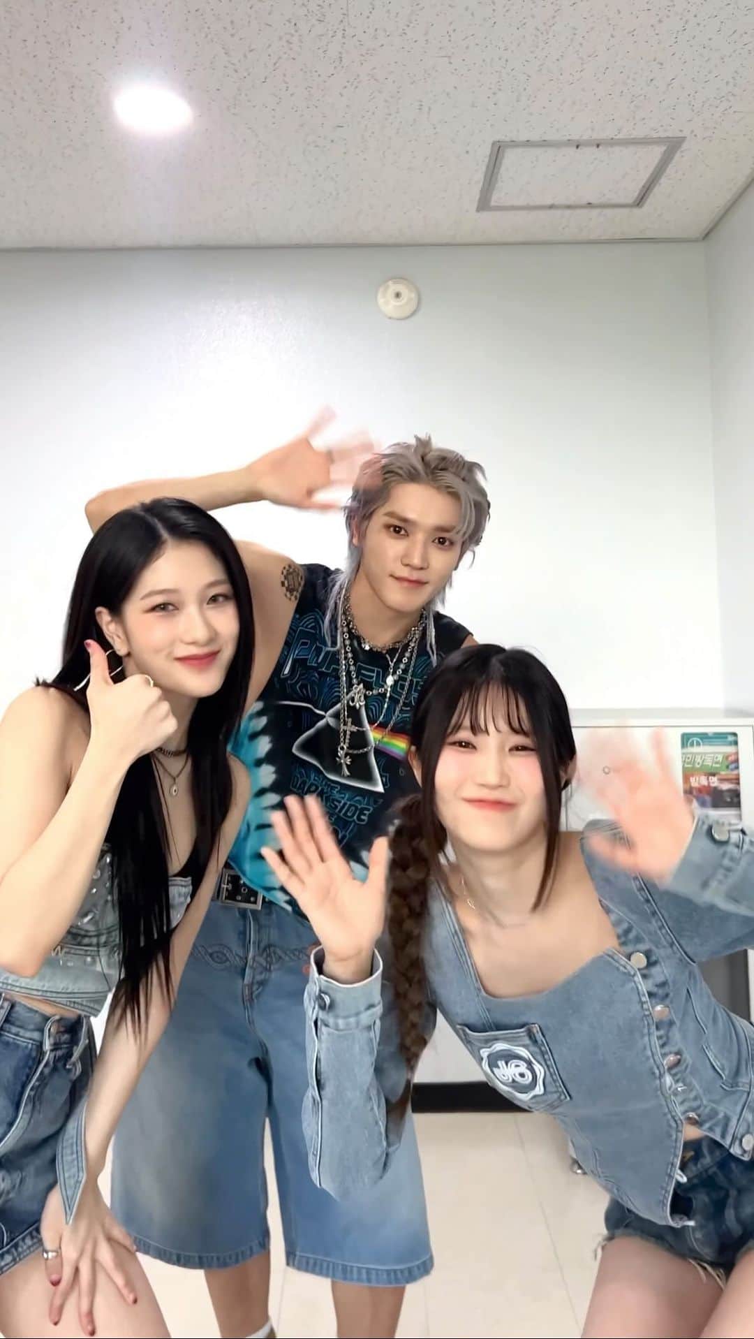 Mnetのインスタグラム：「샤랄랄라 라라 어머나✨ 이런 난 어때😝 #menow #하영 #HAYOUNG #서연 #SEOYEON with #NCT #태용 #TAEYONG @nct #fromis_9 #프로미스나인 #flover」