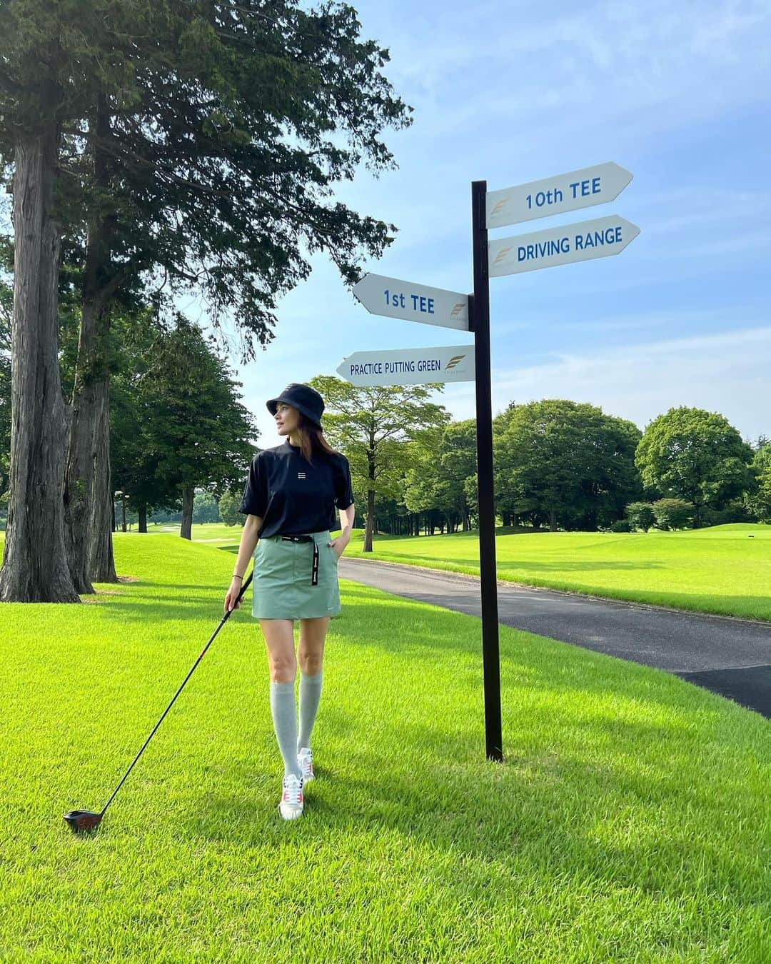 松井由貴美さんのインスタグラム写真 - (松井由貴美Instagram)「*  1ヶ月ぶりのゴルフ⛳️ .  久々でしたが練習もせず果敢にも Newドライバーを初下ろし😁✨ .  Stealth2 HD シャフトはSR @taylormade_golf_japan_apparel_  @taylormade_golf_japan  .  元々使っているのが SIM2maxDのSシャフトなので、 いつものイメージよりしなりがあり打感は柔らかめ🏌️‍♀️ .  まだタイミングを掴むのが難しいけど 上手く打てたら今までより確実に飛距離が伸びそう😆‼️ 早く仲良くなりたいな🫶 .  UTとアイアン類も最近買い替えて 使うのは2回目だけど調子が良かったから 合ってるみたいで嬉しい☺️ .  今日はウェアも全身 @taylormade_golf_japan_apparel_  × @unitedarrows_official   .  一緒にラウンドしてくれた ゆりちゃんがカッコよく 撮ってくれました💚 ゆりちゃんは相変わらずしなやかな 美しいスイングですんごいスコア 叩き出してた🥹👏 .  おかげで私もいいイメージで プレーできました✌🏻 .  楽しかった〜❣️ もう夏みたいに暑いから 日焼けと熱中症には気をつけて ラウンドしないとね☀️ .  #taylormade #golf #fashion」6月18日 22時41分 - yukimi_1122