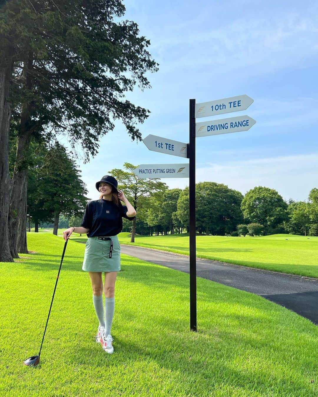 松井由貴美さんのインスタグラム写真 - (松井由貴美Instagram)「*  1ヶ月ぶりのゴルフ⛳️ .  久々でしたが練習もせず果敢にも Newドライバーを初下ろし😁✨ .  Stealth2 HD シャフトはSR @taylormade_golf_japan_apparel_  @taylormade_golf_japan  .  元々使っているのが SIM2maxDのSシャフトなので、 いつものイメージよりしなりがあり打感は柔らかめ🏌️‍♀️ .  まだタイミングを掴むのが難しいけど 上手く打てたら今までより確実に飛距離が伸びそう😆‼️ 早く仲良くなりたいな🫶 .  UTとアイアン類も最近買い替えて 使うのは2回目だけど調子が良かったから 合ってるみたいで嬉しい☺️ .  今日はウェアも全身 @taylormade_golf_japan_apparel_  × @unitedarrows_official   .  一緒にラウンドしてくれた ゆりちゃんがカッコよく 撮ってくれました💚 ゆりちゃんは相変わらずしなやかな 美しいスイングですんごいスコア 叩き出してた🥹👏 .  おかげで私もいいイメージで プレーできました✌🏻 .  楽しかった〜❣️ もう夏みたいに暑いから 日焼けと熱中症には気をつけて ラウンドしないとね☀️ .  #taylormade #golf #fashion」6月18日 22時41分 - yukimi_1122