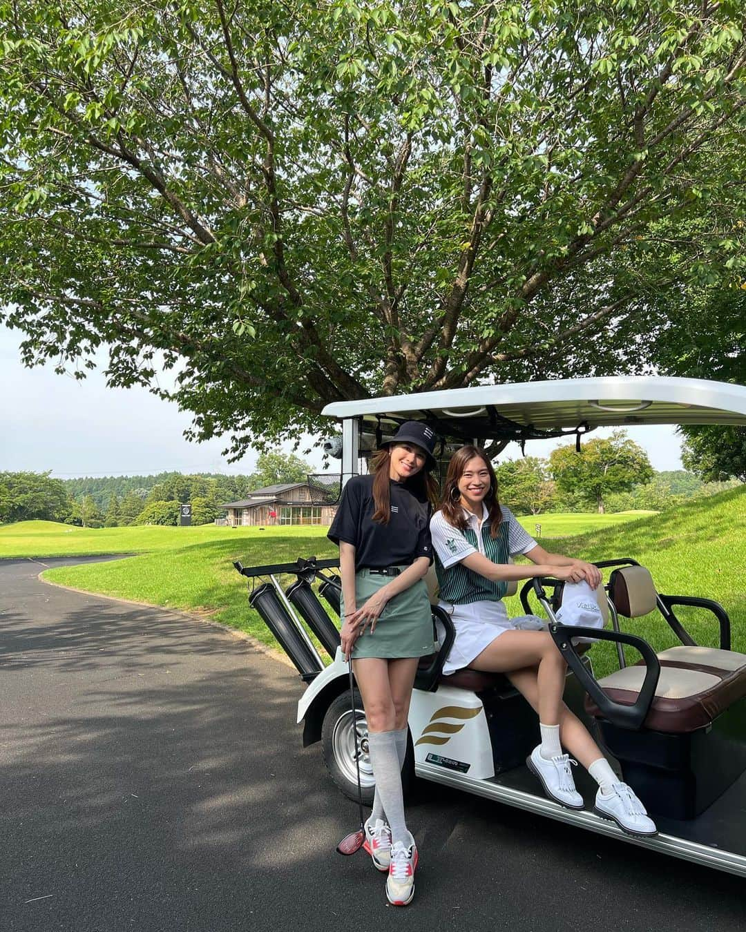 松井由貴美さんのインスタグラム写真 - (松井由貴美Instagram)「*  1ヶ月ぶりのゴルフ⛳️ .  久々でしたが練習もせず果敢にも Newドライバーを初下ろし😁✨ .  Stealth2 HD シャフトはSR @taylormade_golf_japan_apparel_  @taylormade_golf_japan  .  元々使っているのが SIM2maxDのSシャフトなので、 いつものイメージよりしなりがあり打感は柔らかめ🏌️‍♀️ .  まだタイミングを掴むのが難しいけど 上手く打てたら今までより確実に飛距離が伸びそう😆‼️ 早く仲良くなりたいな🫶 .  UTとアイアン類も最近買い替えて 使うのは2回目だけど調子が良かったから 合ってるみたいで嬉しい☺️ .  今日はウェアも全身 @taylormade_golf_japan_apparel_  × @unitedarrows_official   .  一緒にラウンドしてくれた ゆりちゃんがカッコよく 撮ってくれました💚 ゆりちゃんは相変わらずしなやかな 美しいスイングですんごいスコア 叩き出してた🥹👏 .  おかげで私もいいイメージで プレーできました✌🏻 .  楽しかった〜❣️ もう夏みたいに暑いから 日焼けと熱中症には気をつけて ラウンドしないとね☀️ .  #taylormade #golf #fashion」6月18日 22時41分 - yukimi_1122