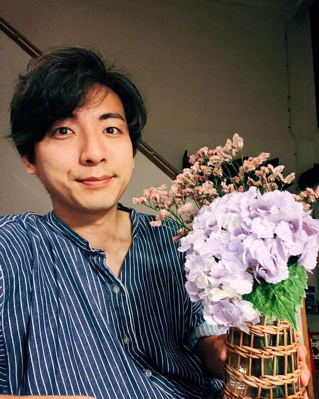 上山竜治のインスタグラム：「駅前で買ってきた紫陽花！ちょーかわいー！！ 今日は父の日ですね。  父親が子育てするのが当たり前で、より子育てしやすい世の中になることを願います。  世界のお父さん、お疲れ様です。同時に、世界のお母さんに改めて感謝。」