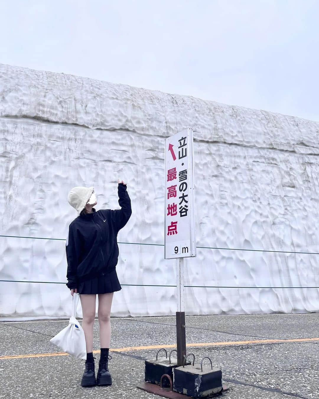戯ちゃん。のインスタグラム：「どう考えても服装ミスってた6月の雪☃️  #富山県」