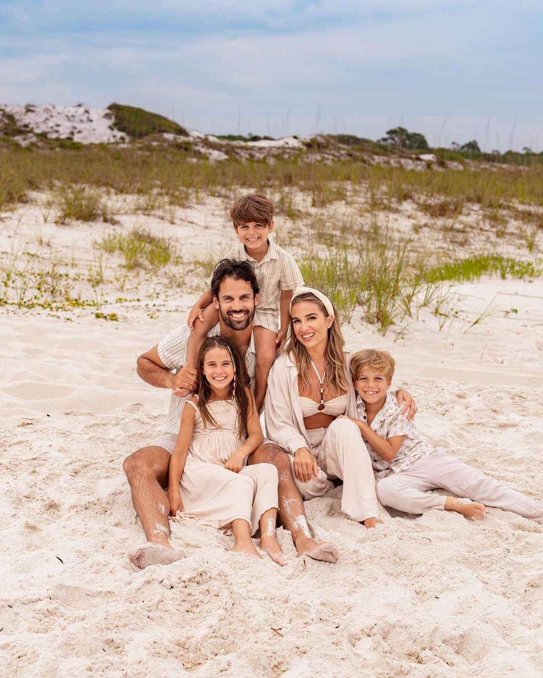 Jessie Jamesさんのインスタグラム写真 - (Jessie JamesInstagram)「Happy Father’s Day to @ericdecker the best daddy to our babies💙 and Happy Father’s Day to all the amazing dads in our family💙 We love you💙」6月18日 22時40分 - jessiejamesdecker