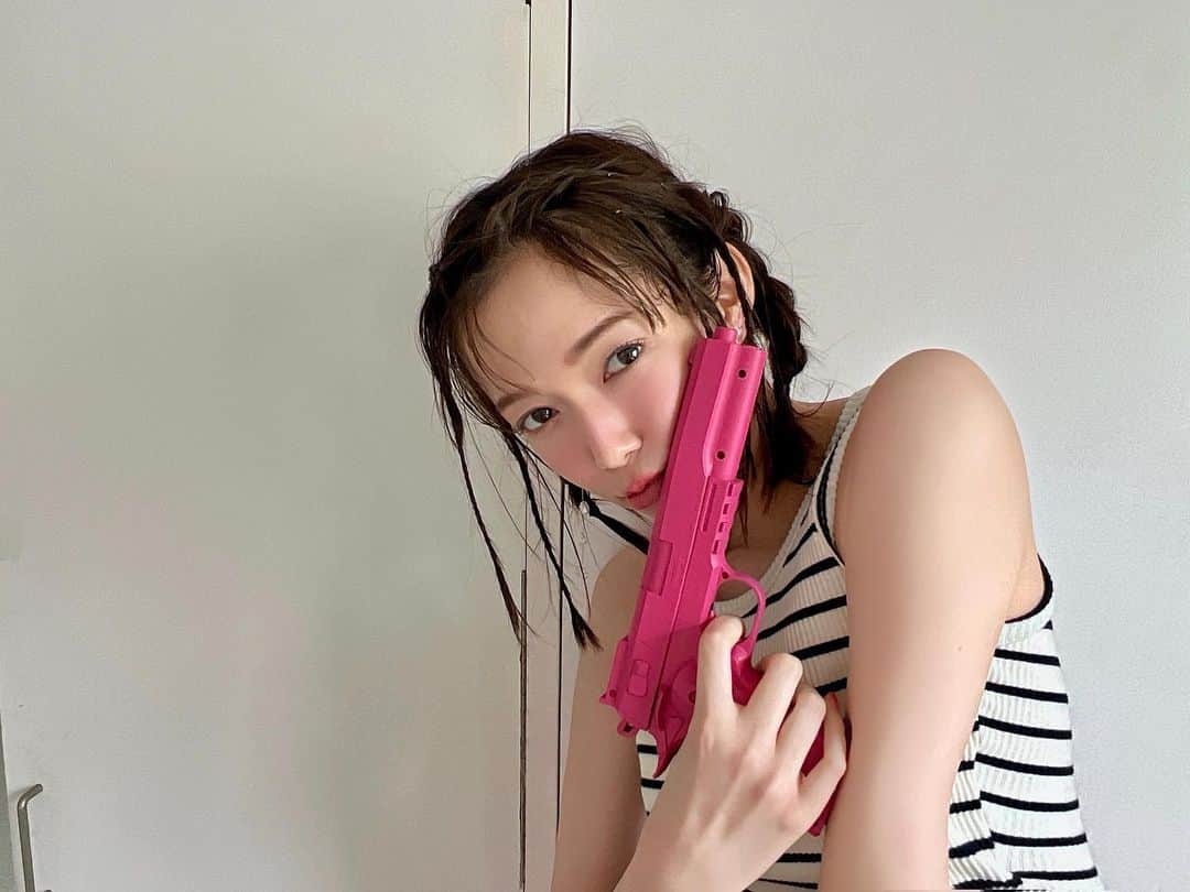 のインスタグラム：「＼大好評発売中♡ar7月号／ arwebライターを演じるしーちゃんこと、佐藤栞里さんが ラブな着回しコーデをたっぷりご紹介する #ラブハンター着回し14days 企画に登場🤍  誌面にて、恋に仕事に奮闘するしーちゃんをお見逃しなく🥹🫶  相変わらずの超絶スタイル＆スマイルに ノックアウトされちゃうこと間違いなしです❤️‍🔥  #佐藤栞里 #ar #ar7月号 #armagazine #trend #beauty #美女 #トレンドコーデ #着回しコーデ」