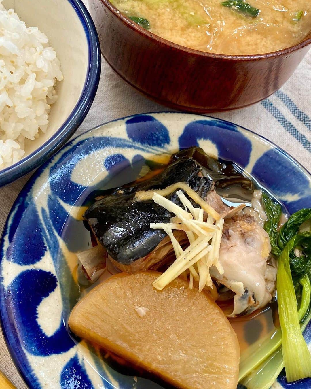 クボタマサヒコのインスタグラム：「🐟 天然ぶり大根煮 近所の米スターレコメン秋田大潟村ササニシキ なんとも美味な組合せ🍚  #ぶり大根 #大潟米 #ササニシキ #japanesefood #うちごはん #やちむん  #クボタ食堂」