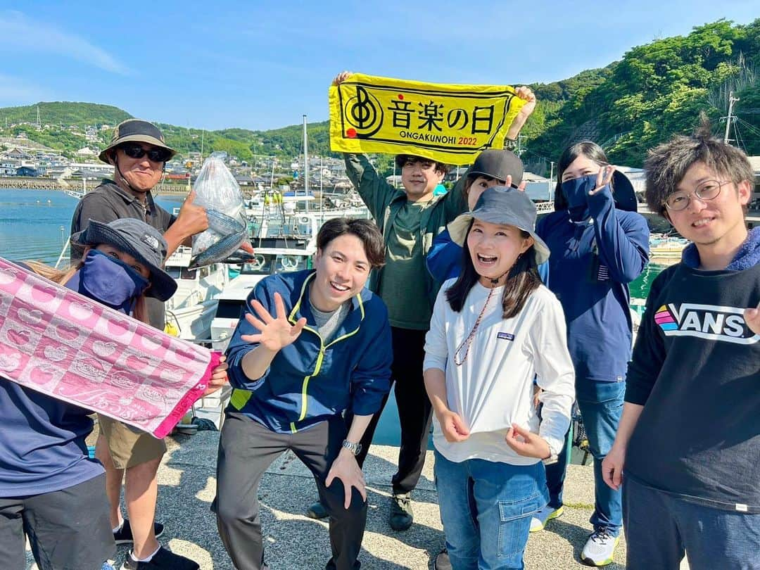 平地真菜のインスタグラム：「楽しい週末でした🐟  1枚目 集合写真けど良子さんはどこ？状態😂 私に2本のツノ生やしてくれてるw  2枚目と3枚目 まるで双子？な師匠と姉弟子  4枚目 before  5枚目 after  いったい何が…？😂  初めて船釣りに挑戦したという住吉さんが無双した1日でした！」