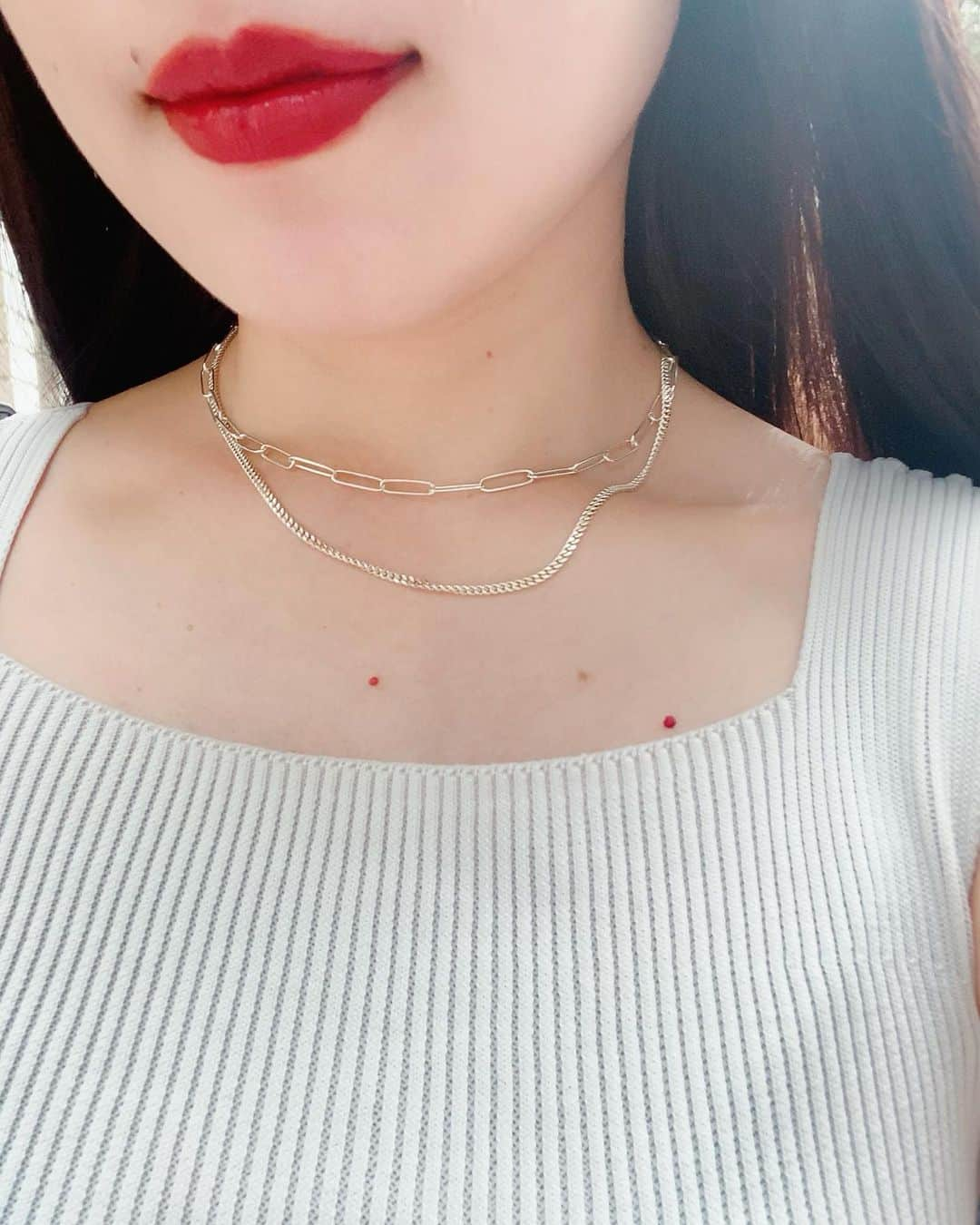 吉田佳菜のインスタグラム：「@quipqueint_official  two chain necklace  留め具を横にずらして付けると チェーンのニュアンスが変わるから アレンジが楽しめるデザイン♡  #ちわcode #アクセサリー #シルバーアクセサリー #quipqueint #クイップクエイント#ジュエリー #ネックレス」