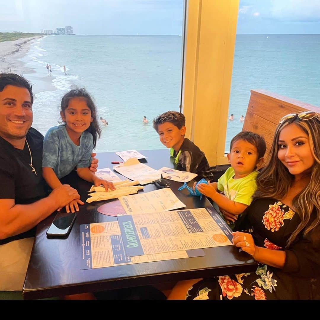 ニコール・ ポリッツィのインスタグラム：「Happy Father’s Day to the best daddy to our kids! You deserve a stress free day with golfing & fun. We love you! @jlavalle5」