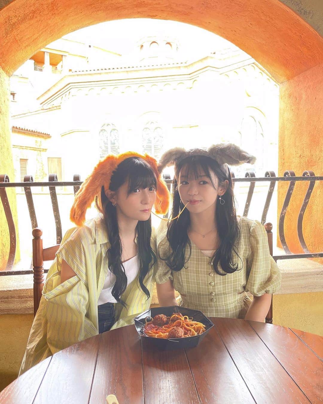 奥村優希のインスタグラム：「名シーンを再現したよ🐶🍝🐶  #ディズニー #ディズニーランド #ディズニーシー #ディズニーコーデ #ディズニーカチューシャ」