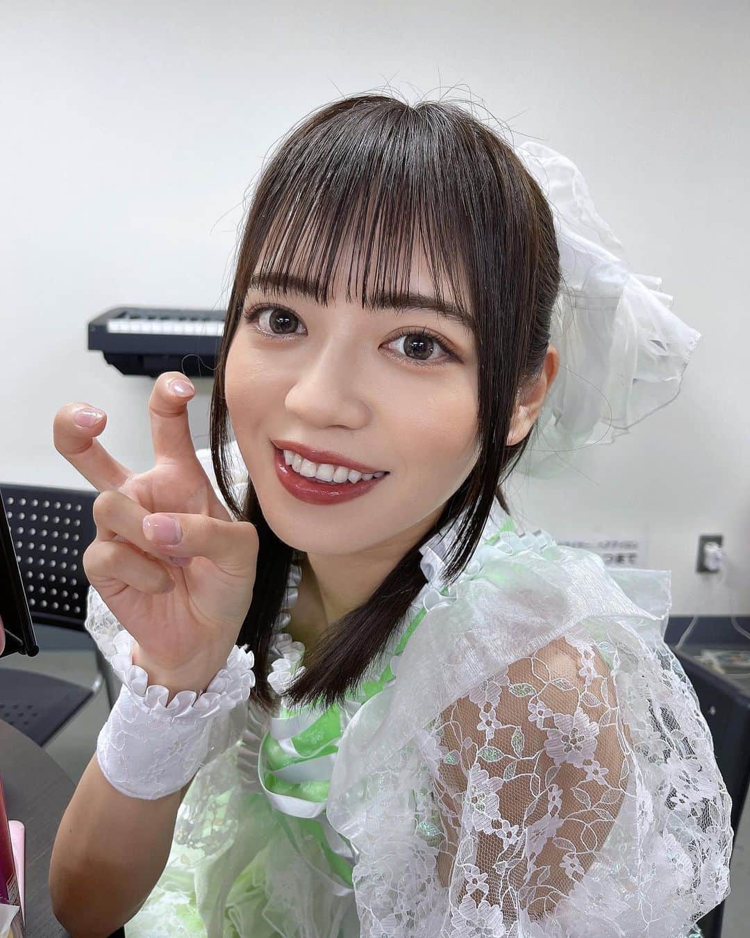 のインスタグラム：「😊✌️ .  ニコニコえりちゃん😉🎀  今日ネイル取っちゃったから爪が裸🥺 次はどんなネイルしようかな〜どんなのがすきー？？？  . . . . . #idol #アイドル衣装 #アイドルヘア #衣装 #ハーフアップ #前髪 #followplease please #likeplease #followme #japanesegirl #asiagirl #偶像 #萌 #メイク #キラキラメイク #ヘアスタイル #自撮り」