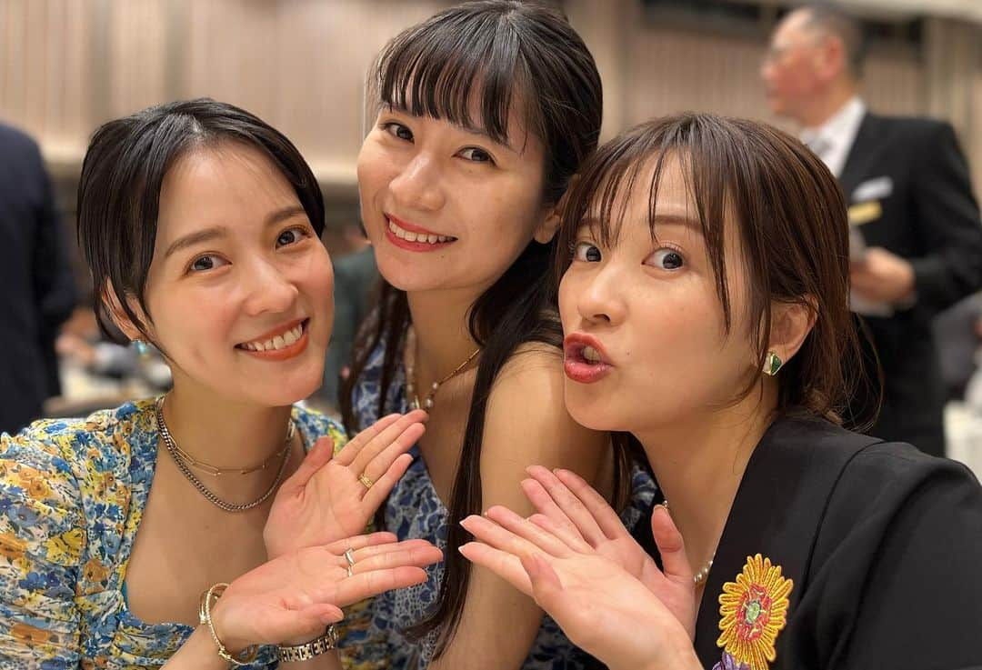 亜希子さんのインスタグラム写真 - (亜希子Instagram)「遡ること18年前、日本テレビ系で『野ブタ。をプロデュース』というドラマがございました。  その頃、私は女優として活動しておりまして、運良く出演させて頂くことになり、毎日せっせと撮影のためスタジオに通っておりました🚶‍♀️  学園ドラマということで生徒役同士も仲良くなり、しかし、まだ皆10代〜20代ゆえに倹しく、撮影日はスタジオの食堂でラーメンを食べたり、早くロケが終わるとファミレスでお茶したり、質素だけれども、かけがえのない日々を送っておりました🍵  放送終了後も時々みんなで「串カツ田中」に集まって近況報告をしたり、仲間の出演する芝居を観に行ったりする中、それぞれが自分らしい活路を開いていき、仲間が輝いていく姿を私自身も自分のことのように嬉しく思っておりました。  私自身もそこからアイドルグループを経て小説家に転身したので、人生は何があるかわかりませんなぁ🍵  仲間のひとり三遊亭とむさんは、かつては末高斗夢さんという名前で芸人として活動しておりましたが12年前に落語家になられ、そこからも、あっという間に昇進を続け、ついに真打になられたとのことで、本日「錦笑亭満堂・真打昇進披露宴」に伺って参りました。  各界の皆様もお祝いに駆けつけておられ、豪華な皆様のお顔ぶれにワタクシ、テンパりました🎐  とむさんは、凄いと思います。  (普段はガチの友達なので照れ臭くて言えませんが)どんな人でも惹きつけてしまうし、気がつけば彼の思惑に良い意味で巻き込まれるところがあり、でも、それもまた良いかな、と思わされてしまう🍵  人たらしとして、天賦の才があります🍍それと隠れた努力家で、そこも尊敬しています🥷  今回、披露宴の会場で配られる襲名お祝い文に、私も小説家として簡単なエッセイを寄稿しました。  ウエンツ瑛士さん、シンガーソングライター・ヒグチアイさんも寄稿しておられ、素晴らしい激励でした。素敵なお並びのお仲間に入れて頂き光栄でございました。  10代の頃は将来のことに不安もあったし、先行きの分からない「女優」という商売で落ち込むことも多々ありました。  でも、こんな素敵な仲間に会えたのだから、あの時代を経験させて頂き良かったなと心から思います。  とむさん、これからもずっとずっと大切な友達🤝来年1月、日本武道館で真打昇進披露興行をされるみたいです。  かっ飛ばしてくれ！ とむさん！  ゆき姉( @yukina_731 )石井ちゃん会えて嬉しかったよ🥰」6月18日 22時47分 - akiko_ohki