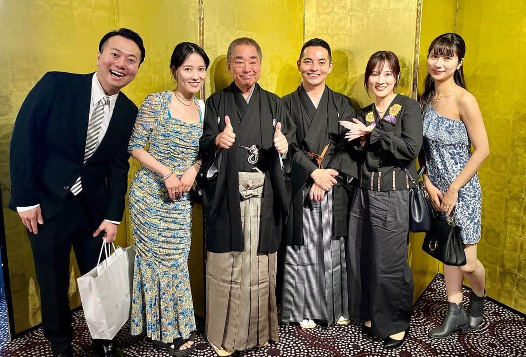 亜希子のインスタグラム：「遡ること18年前、日本テレビ系で『野ブタ。をプロデュース』というドラマがございました。  その頃、私は女優として活動しておりまして、運良く出演させて頂くことになり、毎日せっせと撮影のためスタジオに通っておりました🚶‍♀️  学園ドラマということで生徒役同士も仲良くなり、しかし、まだ皆10代〜20代ゆえに倹しく、撮影日はスタジオの食堂でラーメンを食べたり、早くロケが終わるとファミレスでお茶したり、質素だけれども、かけがえのない日々を送っておりました🍵  放送終了後も時々みんなで「串カツ田中」に集まって近況報告をしたり、仲間の出演する芝居を観に行ったりする中、それぞれが自分らしい活路を開いていき、仲間が輝いていく姿を私自身も自分のことのように嬉しく思っておりました。  私自身もそこからアイドルグループを経て小説家に転身したので、人生は何があるかわかりませんなぁ🍵  仲間のひとり三遊亭とむさんは、かつては末高斗夢さんという名前で芸人として活動しておりましたが12年前に落語家になられ、そこからも、あっという間に昇進を続け、ついに真打になられたとのことで、本日「錦笑亭満堂・真打昇進披露宴」に伺って参りました。  各界の皆様もお祝いに駆けつけておられ、豪華な皆様のお顔ぶれにワタクシ、テンパりました🎐  とむさんは、凄いと思います。  (普段はガチの友達なので照れ臭くて言えませんが)どんな人でも惹きつけてしまうし、気がつけば彼の思惑に良い意味で巻き込まれるところがあり、でも、それもまた良いかな、と思わされてしまう🍵  人たらしとして、天賦の才があります🍍それと隠れた努力家で、そこも尊敬しています🥷  今回、披露宴の会場で配られる襲名お祝い文に、私も小説家として簡単なエッセイを寄稿しました。  ウエンツ瑛士さん、シンガーソングライター・ヒグチアイさんも寄稿しておられ、素晴らしい激励でした。素敵なお並びのお仲間に入れて頂き光栄でございました。  10代の頃は将来のことに不安もあったし、先行きの分からない「女優」という商売で落ち込むことも多々ありました。  でも、こんな素敵な仲間に会えたのだから、あの時代を経験させて頂き良かったなと心から思います。  とむさん、これからもずっとずっと大切な友達🤝来年1月、日本武道館で真打昇進披露興行をされるみたいです。  かっ飛ばしてくれ！ とむさん！  ゆき姉( @yukina_731 )石井ちゃん会えて嬉しかったよ🥰」