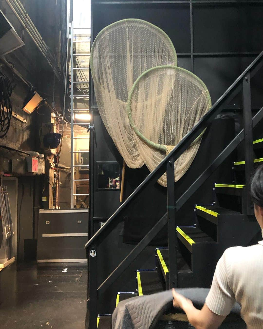 岡田育さんのインスタグラム写真 - (岡田育Instagram)「🚨🎭 BACKSTAGE TOUR (1/3) 🎭🚨 @funnygirlbwy @bcefa  #funnygirl #funnygirlbroadway  #backstage #backstagetour  #behindthescenes  #broadwaymusicals  #augustwilsontheatre  By courtesy of @mmmasssun #masumiiwai #japanesemusicalactor  #asiansonbroadway  . しばらく連投します、 #ブロードウェイミュージカル 『 #ファニーガール 』おかわり観劇！ そして日本人キャストの #岩井麻純 さんに舞台裏をご案内いただきました。早く日記も書かないと！ とりあえず札束と見れば撮るわたくし。」6月18日 22時59分 - okadaic