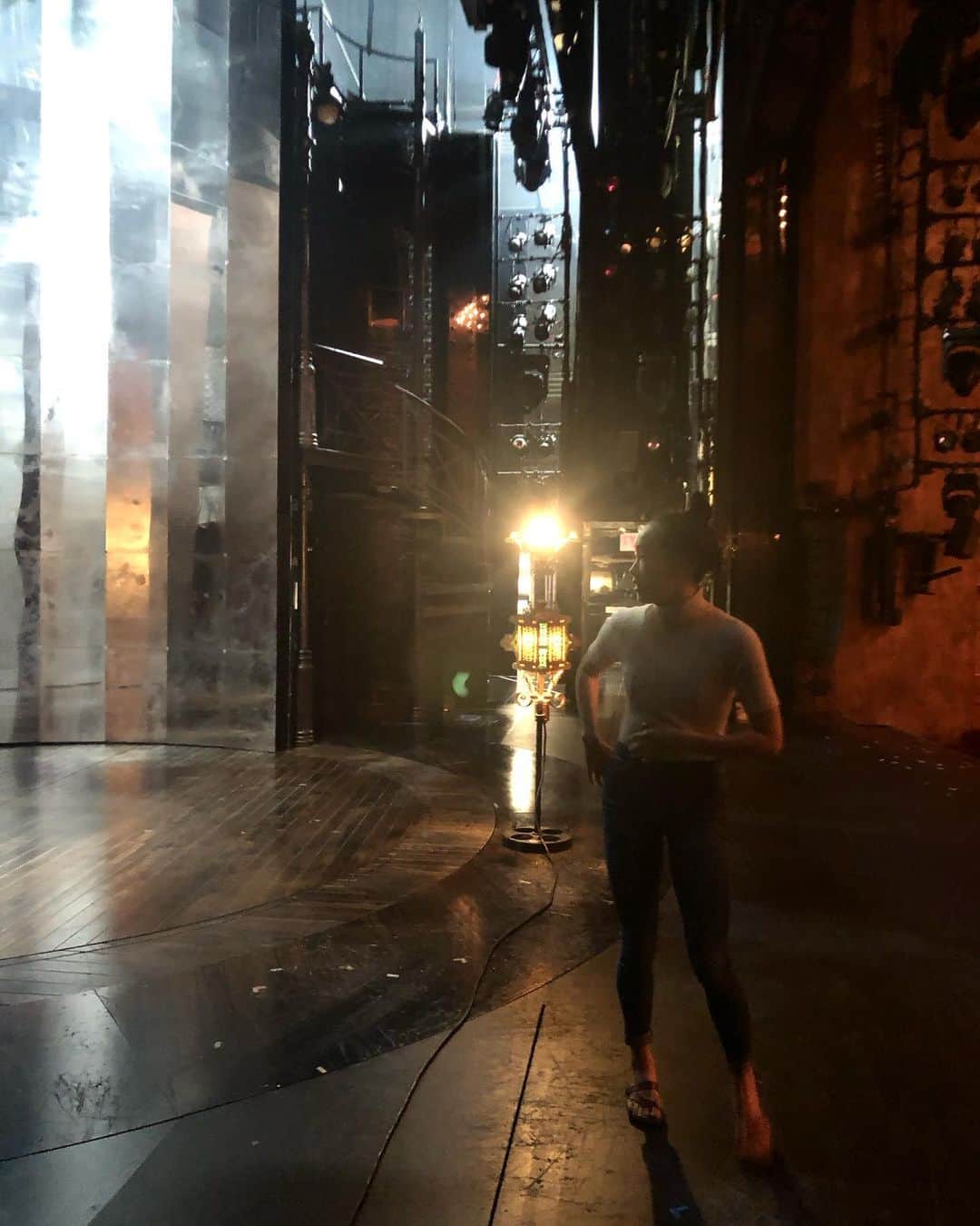 岡田育さんのインスタグラム写真 - (岡田育Instagram)「🚨🎭 BACKSTAGE TOUR (1/3) 🎭🚨 @funnygirlbwy @bcefa  #funnygirl #funnygirlbroadway  #backstage #backstagetour  #behindthescenes  #broadwaymusicals  #augustwilsontheatre  By courtesy of @mmmasssun #masumiiwai #japanesemusicalactor  #asiansonbroadway  . しばらく連投します、 #ブロードウェイミュージカル 『 #ファニーガール 』おかわり観劇！ そして日本人キャストの #岩井麻純 さんに舞台裏をご案内いただきました。早く日記も書かないと！ とりあえず札束と見れば撮るわたくし。」6月18日 22時59分 - okadaic